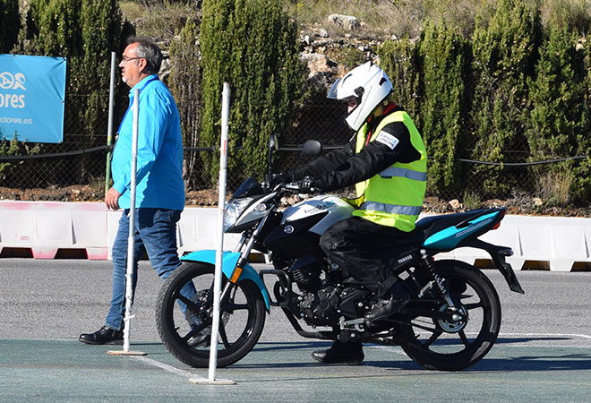 MOTOCICLETA CON CAMBIO MANUAL: YAMAHA YS125-5C