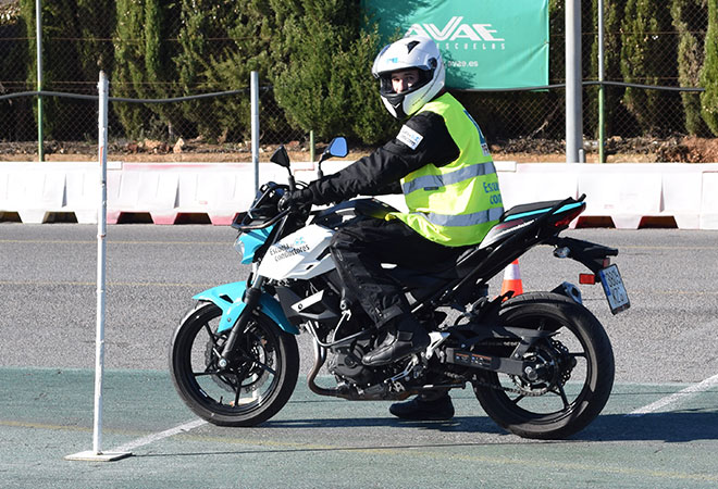 MOTOCICLETA CON CAMBIO MANUAL: KAWASAKI - Z400